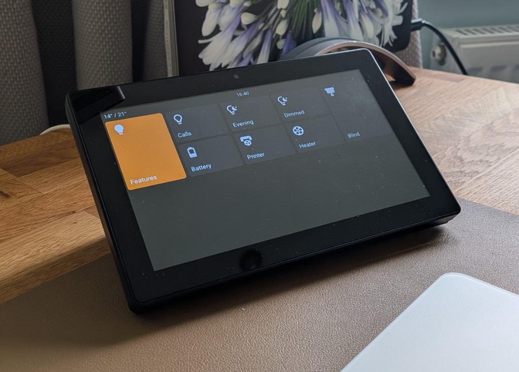 Espcontrol on the 7-inch JC1060P470: home screen with temperature, clock, and control tiles