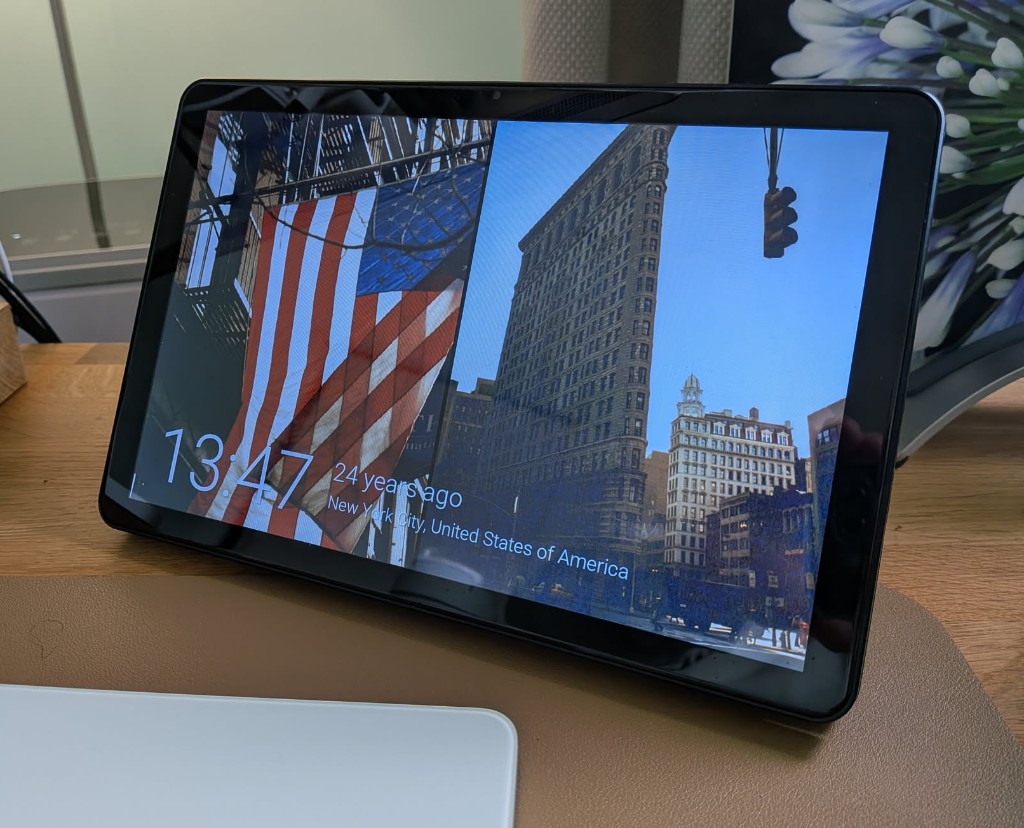 Immich Frame displaying photos on a 10-inch touchscreen